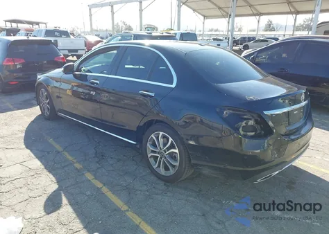 2018 Mercedes-Benz C 300 z USA, uszkodzony, nr VIN 55SWF4JB7JU270618